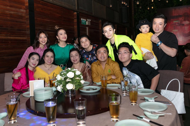 Lộ ảnh Gil Lê và cả gia đình xuất hiện trong bữa tiệc của Hoàng Thuỳ Linh - 1