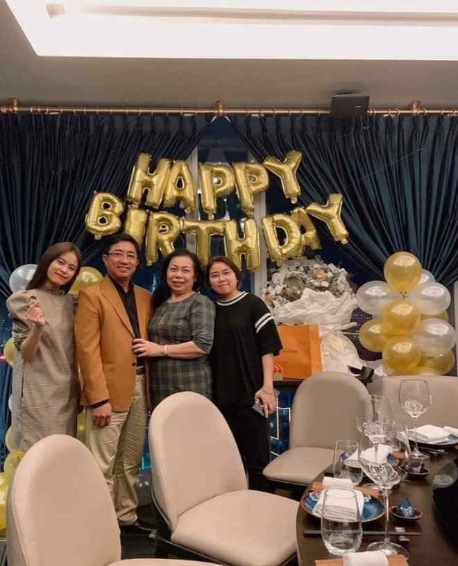 Lộ ảnh Gil Lê và cả gia đình xuất hiện trong bữa tiệc của Hoàng Thuỳ Linh - 2