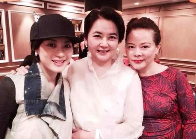 Ít ai biết rằng, Hồ Tuệ Trung là bà dì của nữ diễn viên nổi tiếng Tôn Lệ. Hai cô cháu được nhận xét là những diễn viên xuất sắc nhất của Trung Quốc.