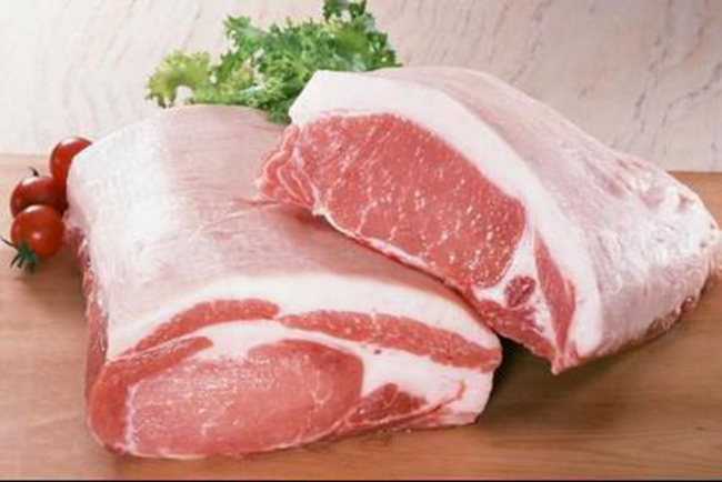 Dịp Tết Dương lịch vừa qua, một công ty ở Việt Nam đã tặng cho các cán bộ, công chức, viên chức mỗi người 3kg thịt lợn sạch và 2 chai nước mắm.