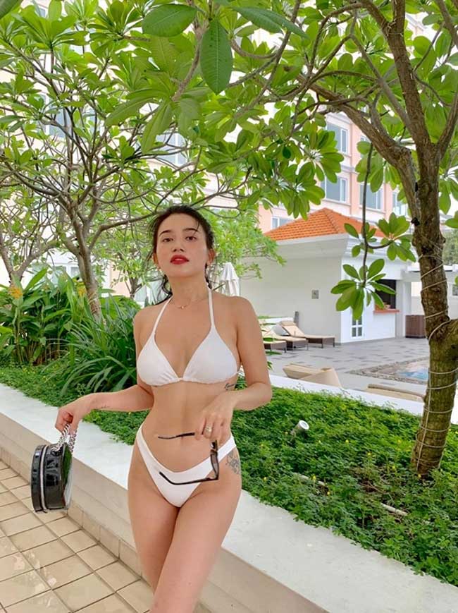 Cô có lẽ nên chuyển hẳn hướng &#34;bikini blogger&#34; vì seri áo tắm dày khắp các trang mạng.