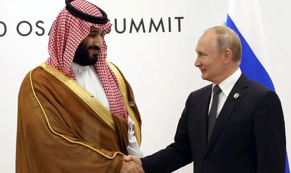 Putin bắt tay với thái tử Ả Rập Saudi Mohammed bin Salman.