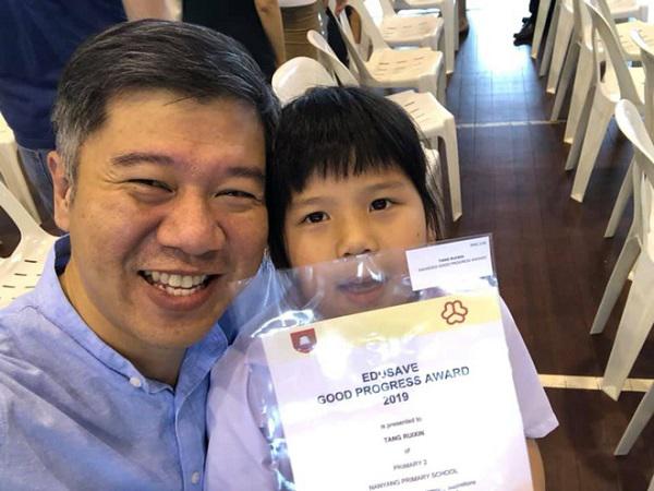 Tong Yee tự hào khi con gái được nhận thường từ bộ giáo dục - Ảnh: Asia One