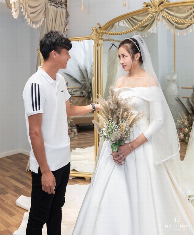 Văn Đức đưa vợ sắp cưới đi thử váy cưới.