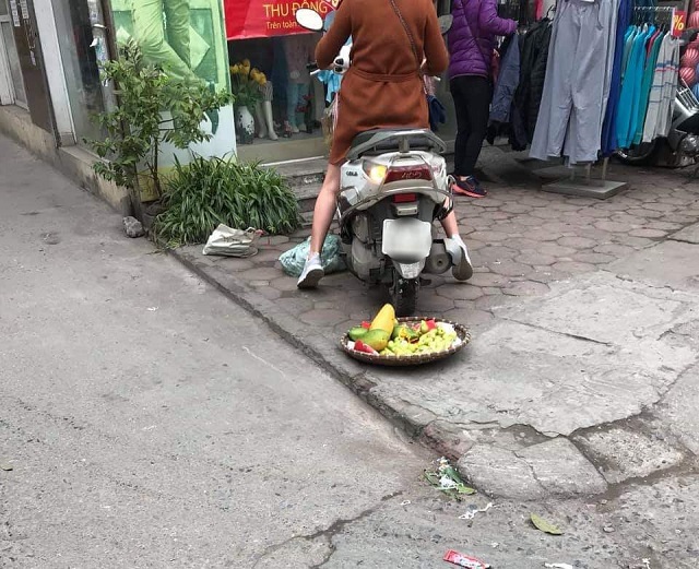 Cô gái đi xe máy chẹt nát nia hoa quả bán rong trên vỉa hè gây phẫn nộ - 2