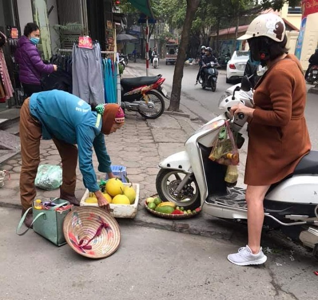 Cô gái đi xe máy chẹt nát nia hoa quả bán rong trên vỉa hè gây phẫn nộ - 1