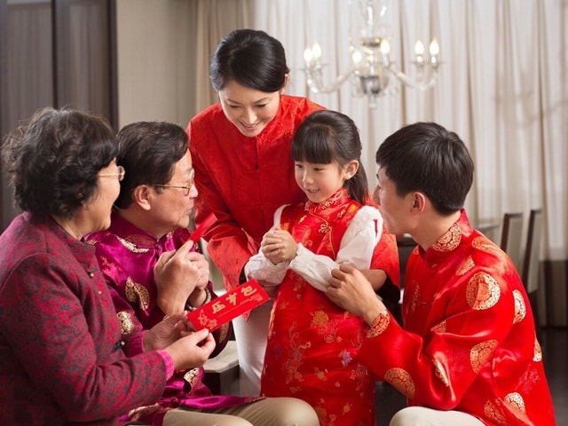 Bạn trẻ - Cuộc sống - Những điều lưu ý khi lì xì để cả gia chủ và người được mừng đều may mắn