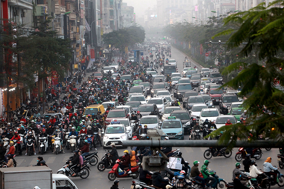 Chiều nay, nhiều người dân bắt đầu di chuyển về quê ăn Tết Nguyên đán Canh Tý 2020. Tuy nhiên, dù cận Tết, đường phố không tắc như mọi năm. Trong ảnh: Các phương tiện dừng đèn đỏ trên phố Xã Đàn (Đống Đa).