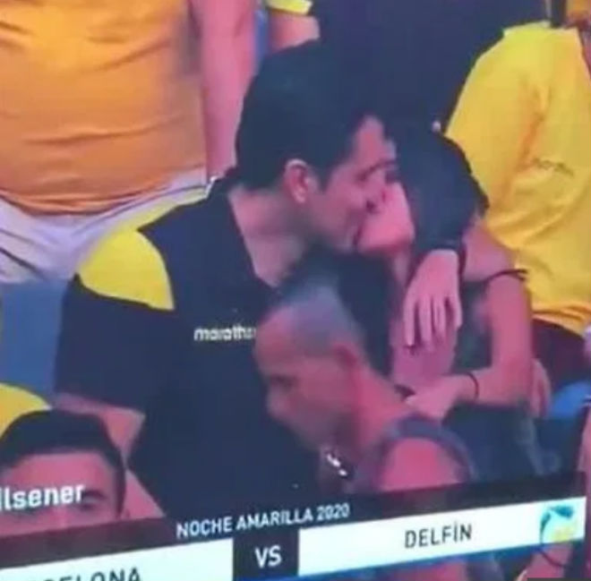 Đoạn clip cặp đôi ôm hôn nhau say đắm trong một trận bóng đá "gây bão" mạng xã hội