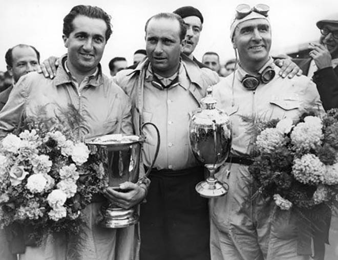 Alberto Ascari (trái) và Juan Manuel Fangio (phải)