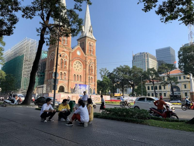 Không chỉ hình ảnh nhà thờ Đức Bà quen thuộc với người Sài Gòn, tiếng chuông nhà thờ cũng đem về nhiều ký ức. Ảnh: Quỳnh Trang
