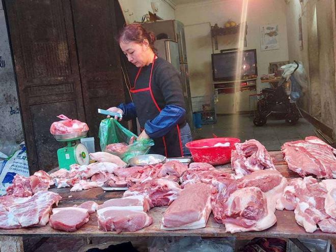 Giáp Tết, giá lợn hơi tăng 2-5 nghìn đồng/kg, song giá bán lẻ vẫn ổn định vì tiểu thương lo sợ khách bỏ qua dùng thịt gà, bò thay thế...