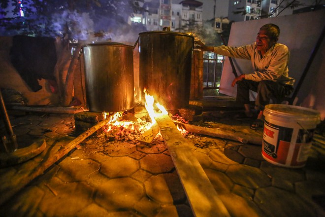 Tin tức trong ngày - Người dân Thủ đô thâu đêm canh nồi bánh chưng ngoài vỉa hè