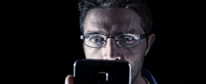 Tác hại không ngờ của ánh sáng xanh từ điện thoại di động và máy tính đến cơ thể con người - 1