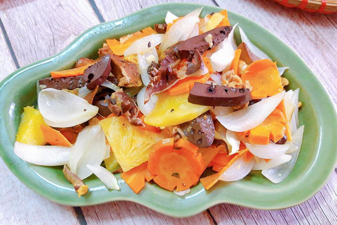 Một con gà làm thành 11 món, chị em ngỡ ngàng vì tài của mẹ đảm 8x - 12