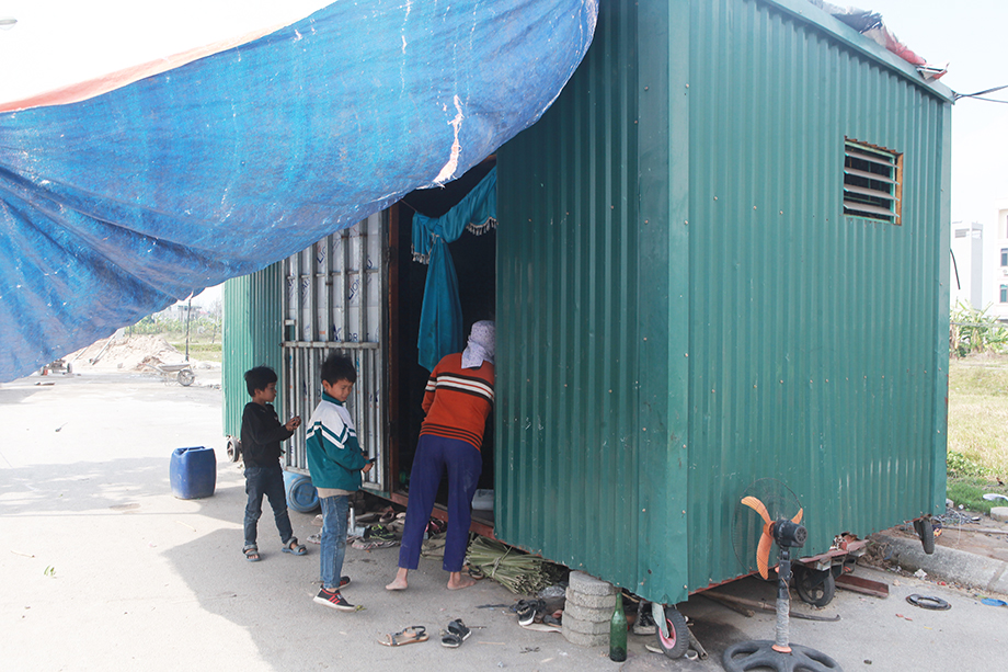 Thấy chị Hải quá khổ, người cháu dựng nhà tôn (container) cho chị và các cháu ở đã 2 năm nay. Con trai lớn và con dâu ở riêng.