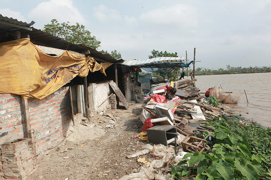Đã 2 năm nay, chị và các con nhỏ chuyển ra túp lều sinh sống
