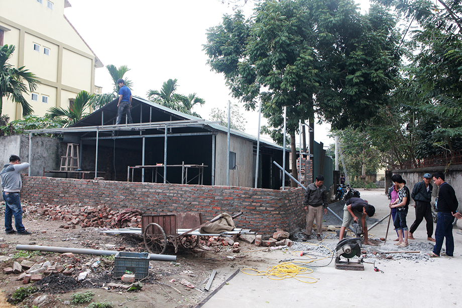 Ngôi nhà lợp tôn đang được các con chị gấp rút hoàn thành để gia đình đón Tết trong căn nhà mới. Tổng chi phí dựng nhà mới hết khoảng 20 triệu đồng