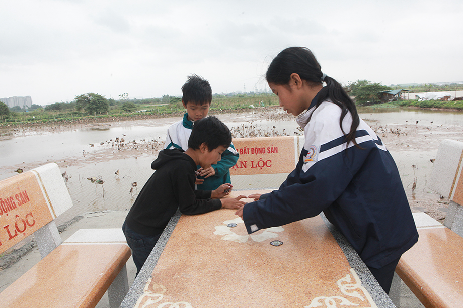 Hằng ngày, các con và cháu chỉ biết vui đùa ngoài đồng sau giờ đi học