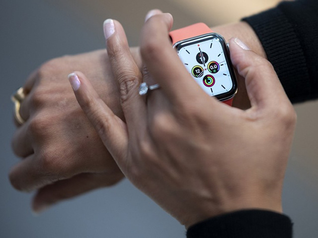 Có tiền thưởng Tết trong tay, chọn Apple Watch nào đây?