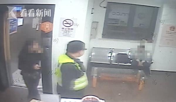 Cậu bé tiểu học này bỏ nhà “đi bụi”, sau đó xin làm nhân viên tại một khách sạn ở Thượng Hải, Trung Quốc. Ảnh: Internet