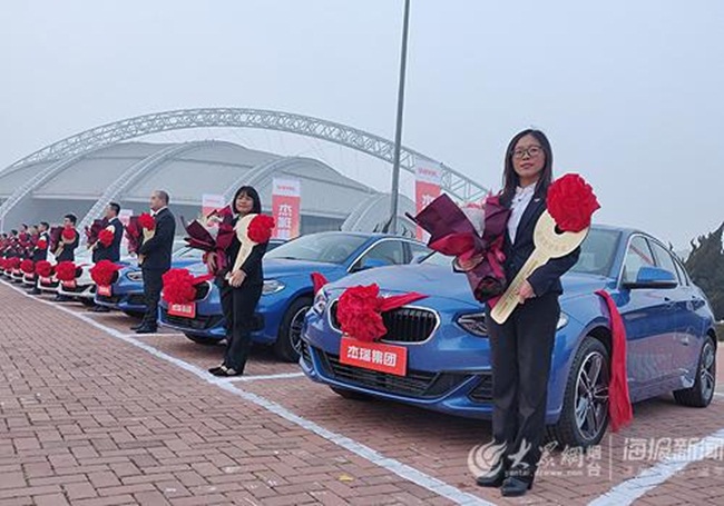 Một tập đoàn ở Yên Đài, Trung Quốc vừa mới tổ chức buổi trao thưởng cho các nhân viên xuất sắc của năm rất hoành tráng.