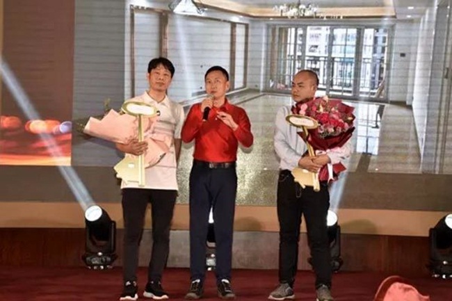 Trị giá 2 căn hộ la 2 triệu nhân dân tệ &#40;~6,7 tỷ đồng&#41;. Hai nhân viên này là người lao động nhập cư, để&nbsp;lại con cái ở quê nhà cho ông bà nuôi rồi lên thành phố làm việc.