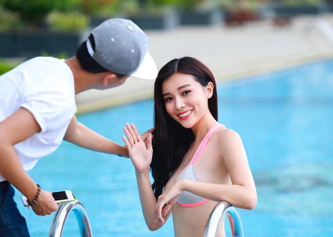 Các mẫu chụp như Cao Thái Hà thường thực hiện theo lời hướng dẫn của ê-kíp để buổi chụp hình áo tắm, nội y diễn ra thuận lợi nhất có thể.&nbsp;