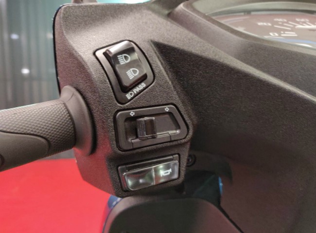 Các nút điều khiển bên thanh tay lái bên trái của Activa 6G.