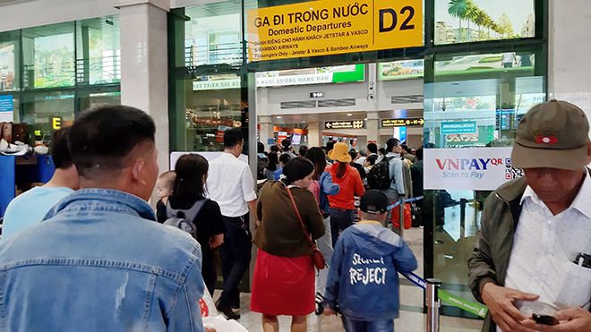 Sáng 22/1 (28 Tết), hàng nghìn người xếp hàng dài ở sân bay Tân Sơn Nhất (quận Tân Bình, TP.HCM) để làm thủ tục lên máy bay, về quê đón Tết.