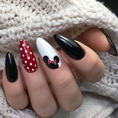 Nail hình chuột Mickey cá tính với tông màu đặc trưng đỏ, đen, trắng ấn tượng.