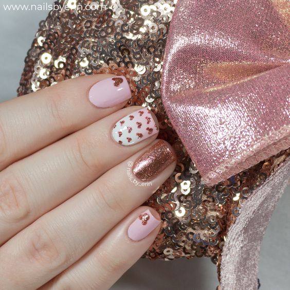 Nail hình chuột, tông hồng rất nữ tính và nổi bật.
