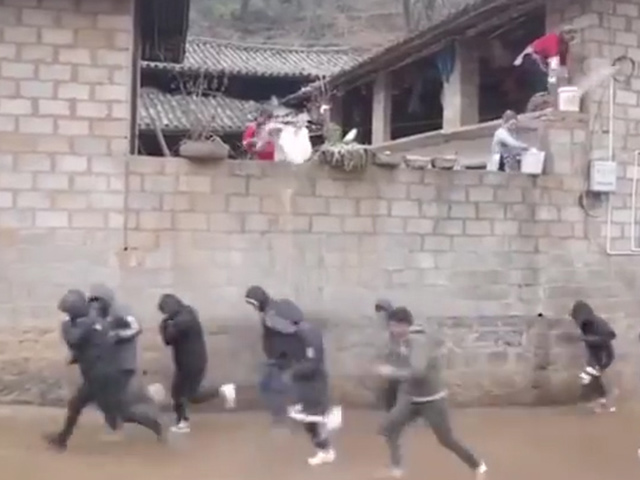 Video Clip Cười - Đi đón dâu chẳng khác gì đi "đánh trận"