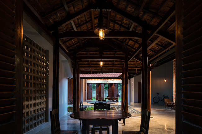 Ngôi nhà rộng "thênh thang" và được ví như nhà "địa chủ" thời xưa, mang những nét truyền thống Tây Nam Bộ không thể trộn lẫn.