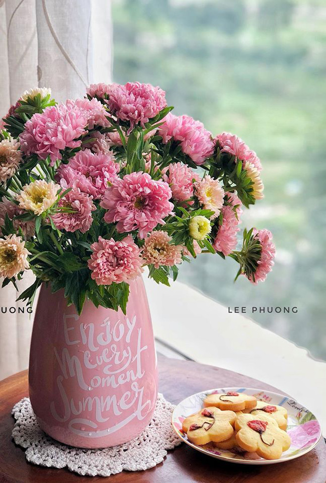 Cẩn thận lựa chọn từng bông hoa một nên bình hoa của chị lúc nào cũng khiến người khác phải &#34;xao xuyến&#34;