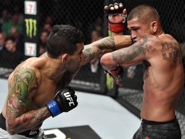 Thể thao - "Trăn Nam Mỹ" tung đòn siết cổ ở UFC: Đối thủ "tím tái" mặt mày