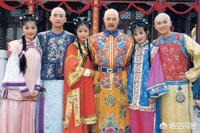 Dàn diễn viên chính tham gia cả hai phần "Hoàn Châu cách cách" là Triệu Vy, Lâm Tâm Như, Phạm Băng Băng, Trương Thiết Lâm, Tô Hữu Bằng, Châu Kiệt...