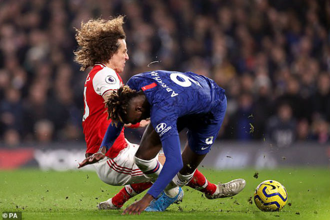 Arsenal thoát thua trước Chelsea: Fan tức giận, nói gì về &#34;gián điệp&#34; David Luiz? - 1