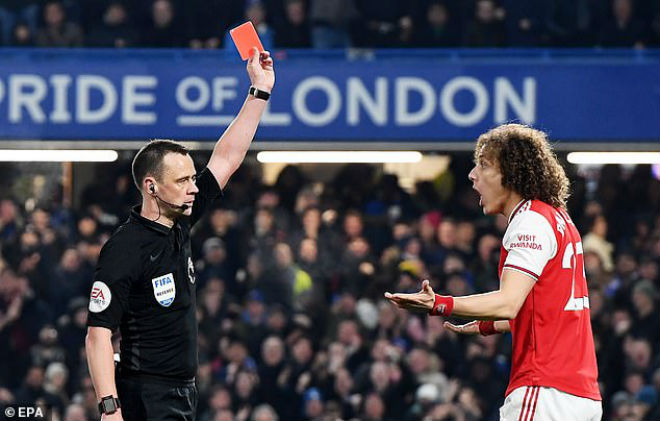 Trọng tài chính Stuart Atwell rút thẻ đỏ trực tiếp đuổi David Luiz
