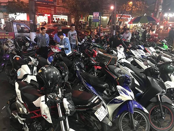 Khách hàng đổ dồn tới, việc sắp xếp chỗ để xe thường xuyên rất khó khăn