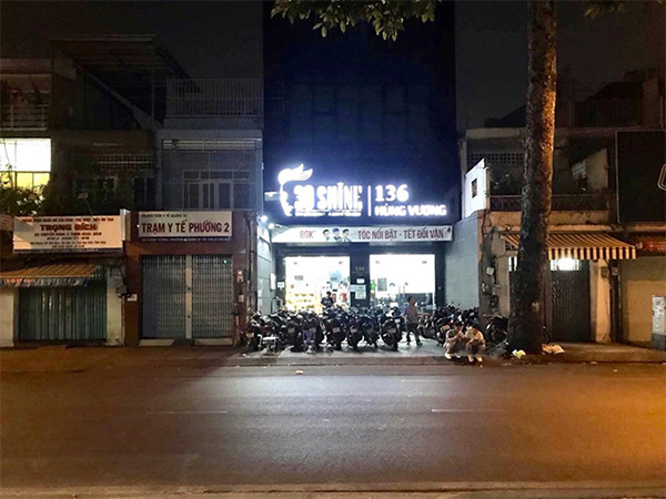 12 giờ đêm, 30Shine vẫn nhộn nhịp khi các hàng quán xung quanh đã đóng cửa