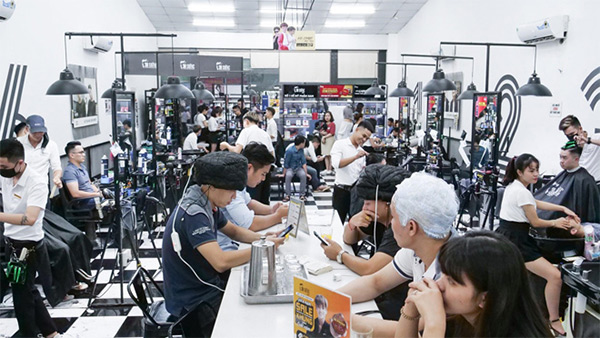 Hàng dài khách hàng kiên nhẫn chờ đợi khi uốn nhuộm tóc. Ảnh 30Shine 382 Nguyễn Trãi, HN.