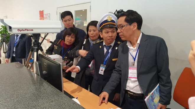 Kiểm tra các máy đo thân nhiệt tại sân bay Nội Bài. ẢNH: TUẤN DŨNG