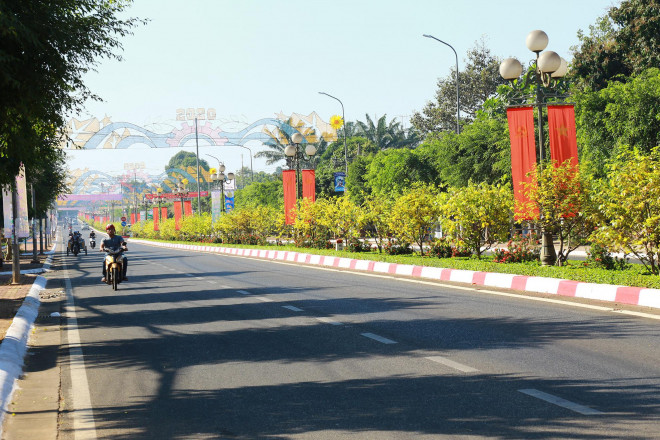 Gần 3 năm nay (2018 đến 2020), UBND huyện Châu Đức đã tiến hành trồng hoa mai vàng giữa dải phân cách các tuyến đường trung tâm như: Hùng Vương, Trần Hưng Đạo (thị trấn Ngãi Giao) và tuyến đường chạy qua xã Kim Long. Ảnh: MẠNH QUÂN.
