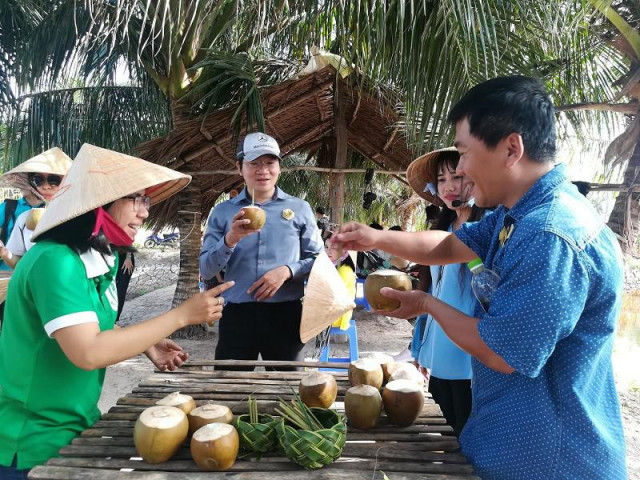 Du lịch - Về Cồn Chim đi câu cua, đổ bánh xèo, ăn bánh lá mơ...