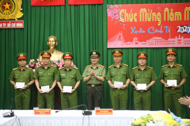 Trung tướng Lê Đông Phong tặng thư khen, thưởng nóng lực lượng phá án