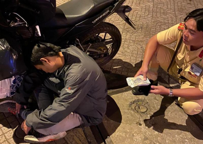 CSGT phát hiện gần 40 triệu đồng trong người thanh niên ngủ gục trên đường Phạm Văn Đồng. Ảnh: M.V