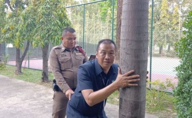Cảnh sát Thái Lan diễn lại cảnh cặp đôi quan hệ tình dục nơi công cộng.