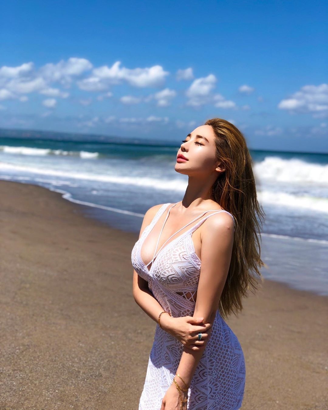 Min Ha cũng là một cô gái nổi tiếng trên Instagram xứ Hàn nhờ vóc dáng "phồn thực". Mặc dù, cô không phải người hoạt động nghệ thuật nhưng cô nhận được khá nhiều sự quan tâm.