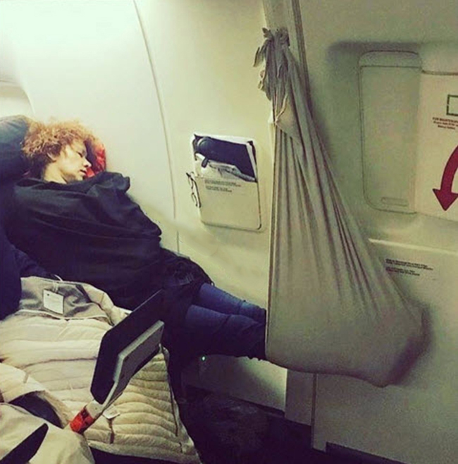 Muốn có giấc ngủ ngon trên máy bay thì phải tự thân chuẩn bị nhé.